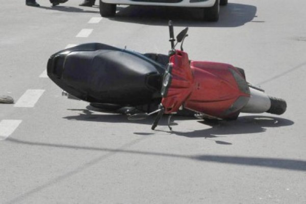 Rupt de beat şi fără permis, a căzut în nas cu mopedul